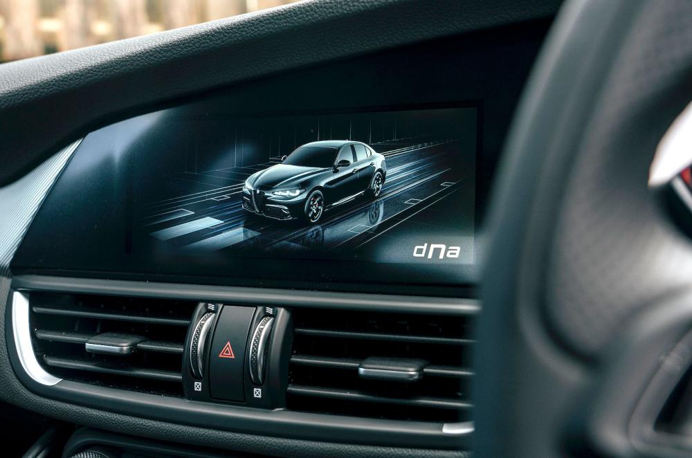 Alfa Romeo Giulia infotainment touchscreen