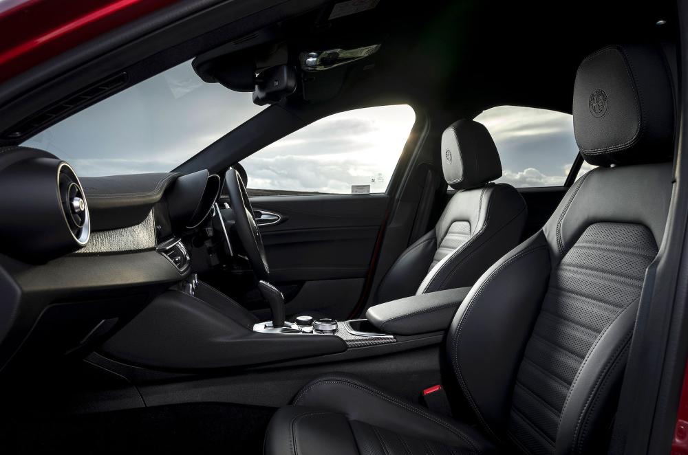 Alfa Romeo Giulia Quadrifoglio interior front seats