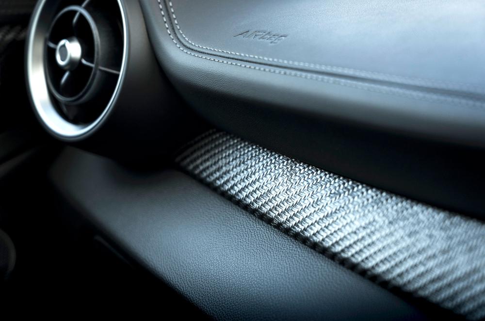 Alfa Romeo Giulia Quadrifoglio interior detail