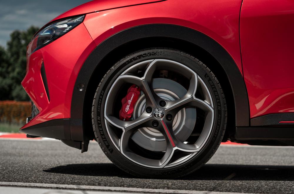 Alfa Romeo Junior Elettrica alloy wheel detail