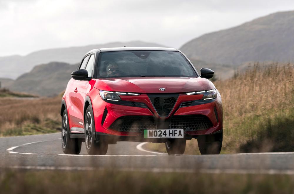 Alfa Romeo Junior Elettrica front cornering