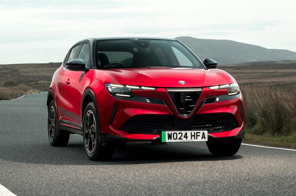 Alfa Romeo Junior Elettrica front right static