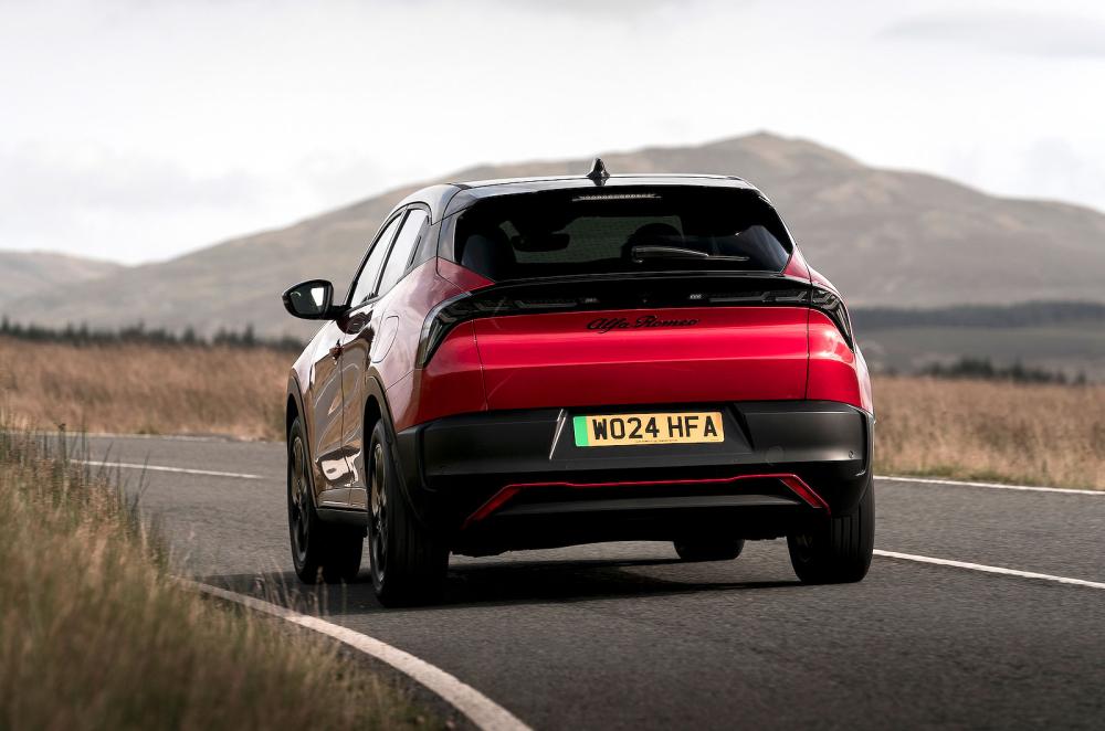 Alfa Romeo Junior Elettrica rear cornering