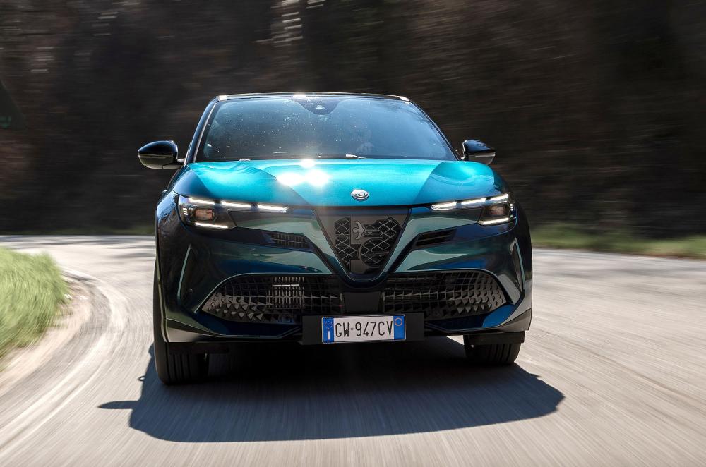 Alfa Romeo Junior Ibrida front driving