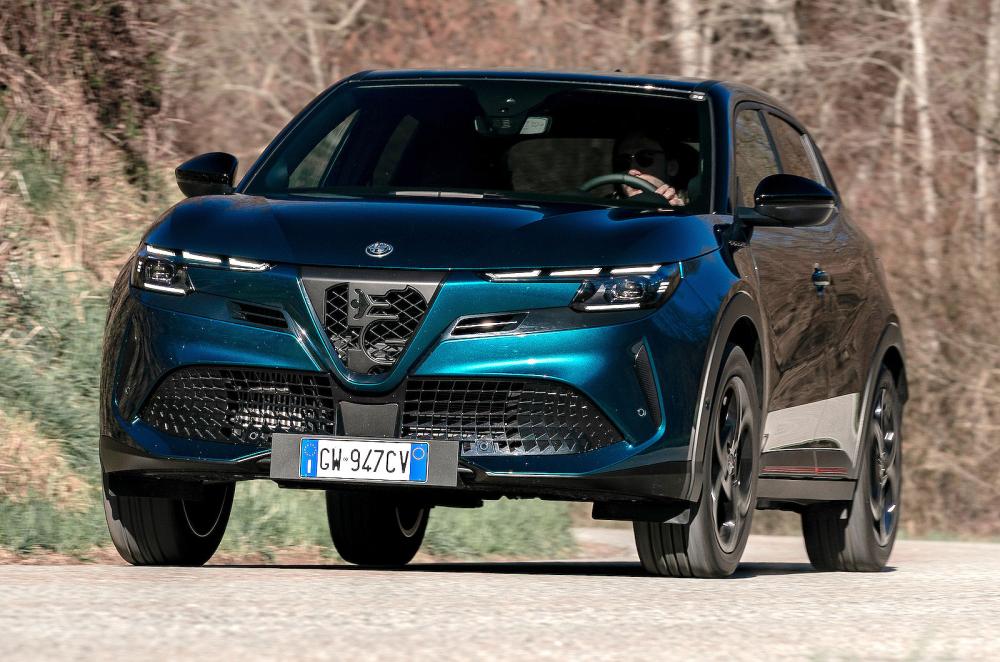 Alfa Romeo Junior Ibrida front left driving