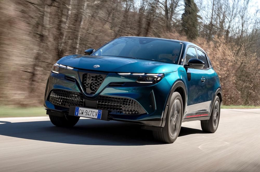 Alfa Romeo Junior Ibrida front left driving