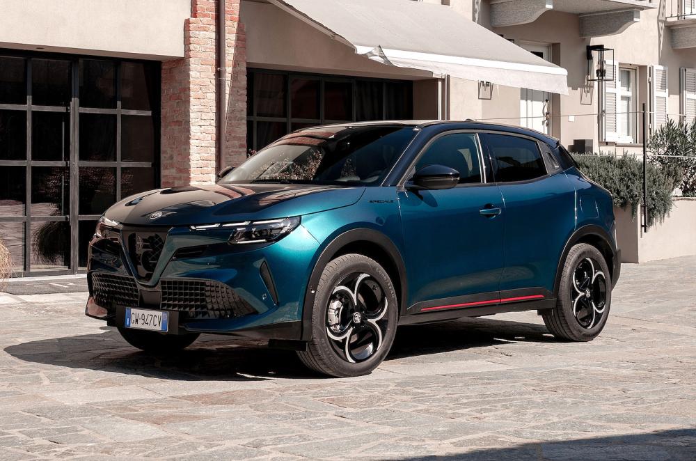 Alfa Romeo Junior Ibrida front left static