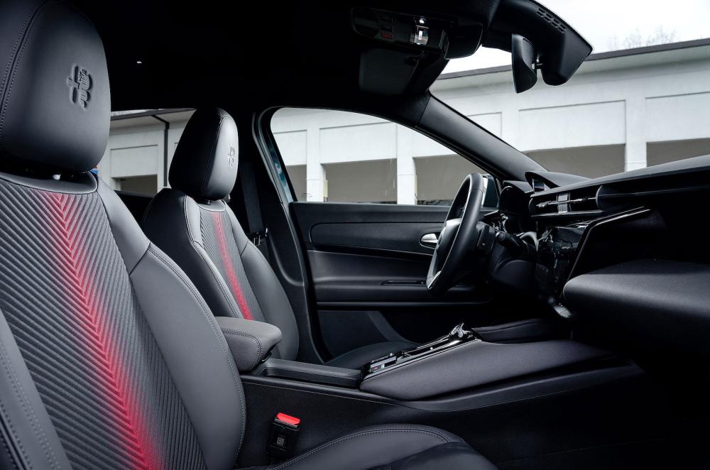 Alfa Romeo Junior Ibrida front seats