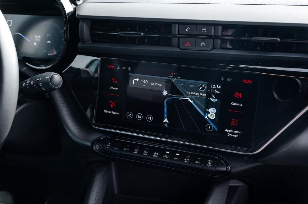 Alfa Romeo Junior Ibrida infotainment touchscreen
