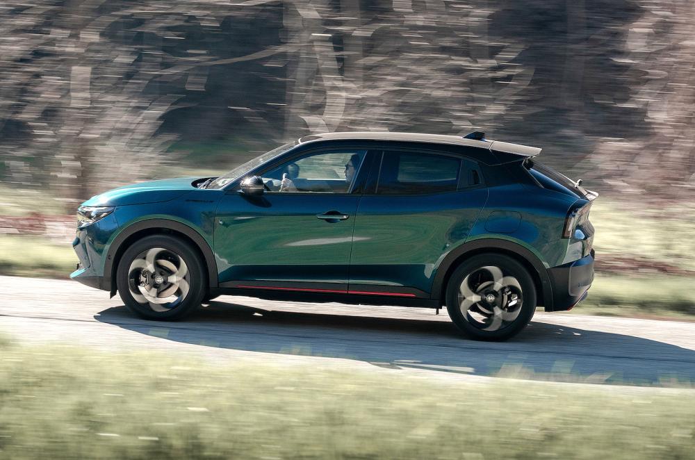 Alfa Romeo Junior Ibrida left driving