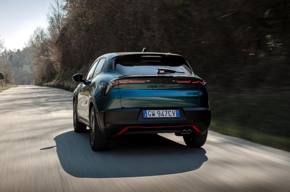 Alfa Romeo Junior Ibrida rear driving