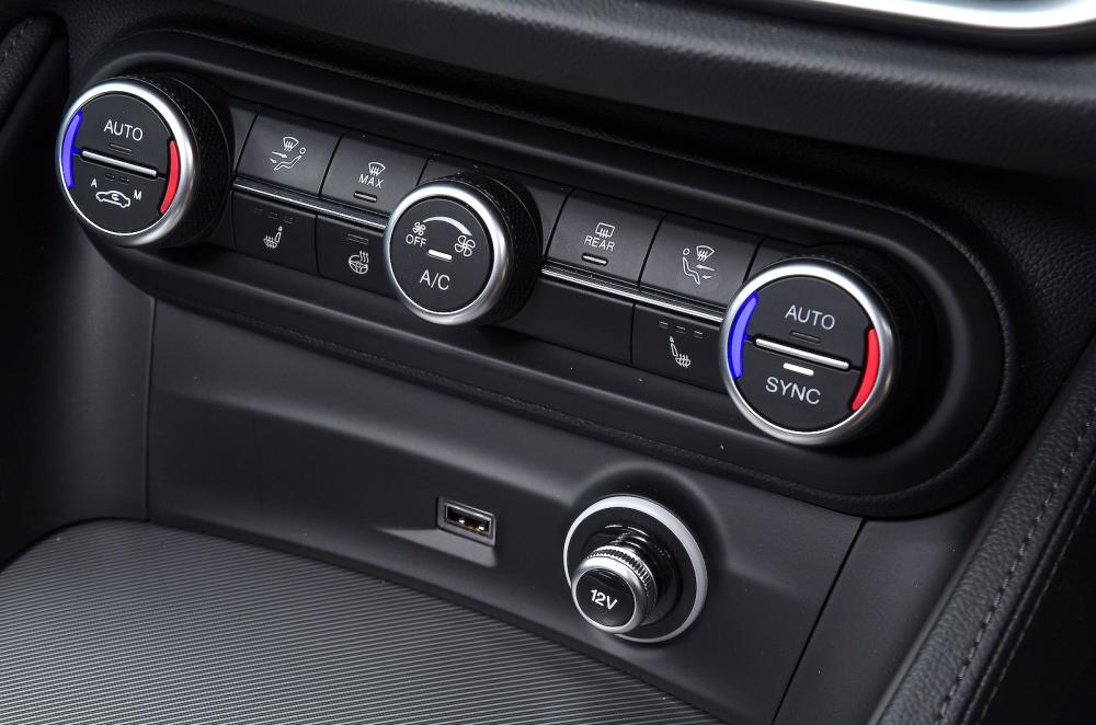 Alfa Romeo Stelvio air-con controls