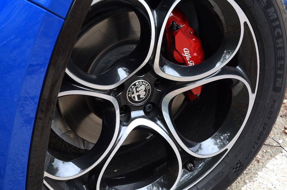 Alfa Romeo Stelvio alloy wheel