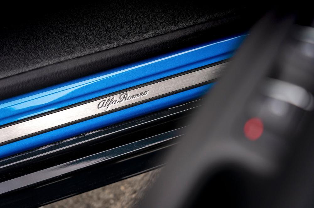Alfa Romeo Stelvio kickplate detail