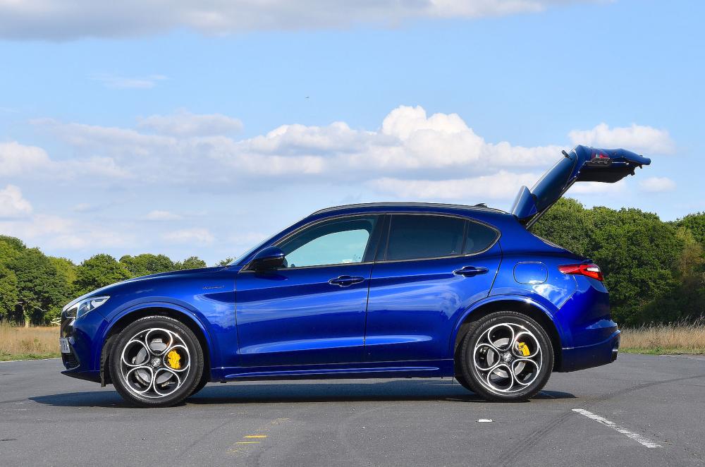 Alfa Romeo Stelvio left static boot open