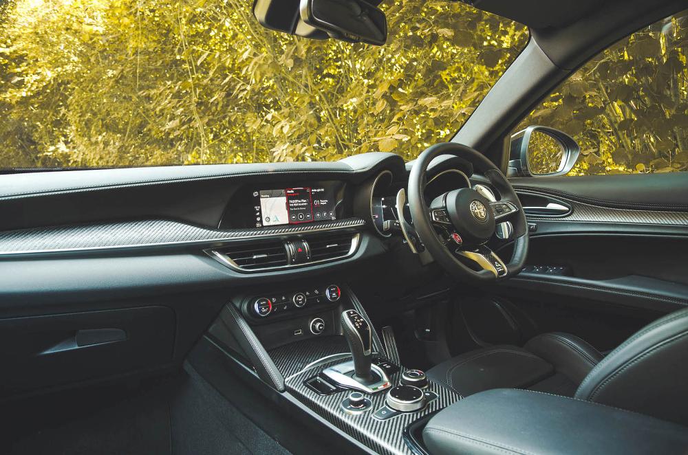 Alfa Romeo Stelvio Quadrifoglio front seats