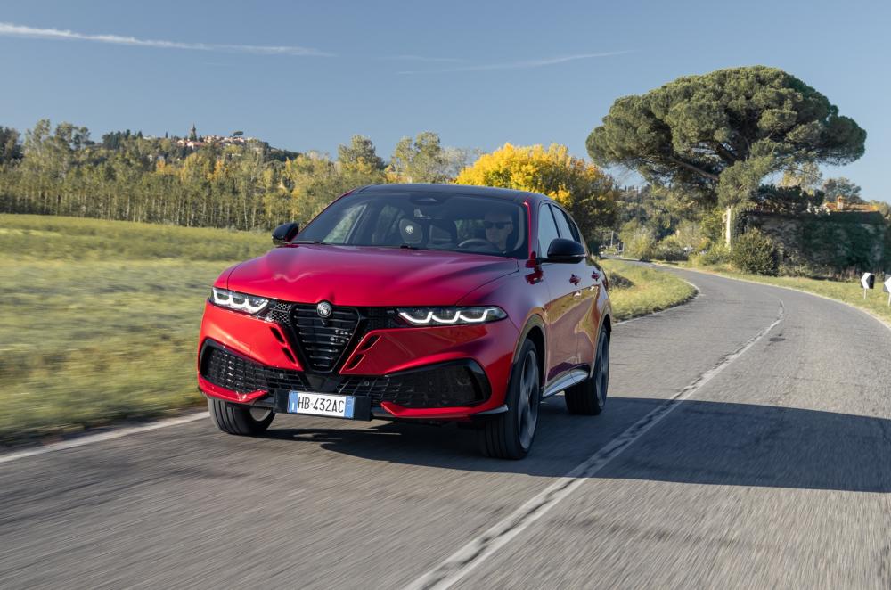 Alfa Romeo Tonale driving front left