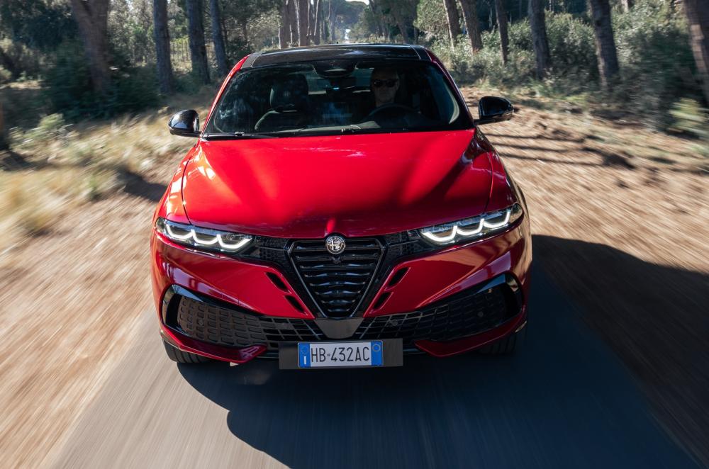 Alfa Romeo Tonale driving front