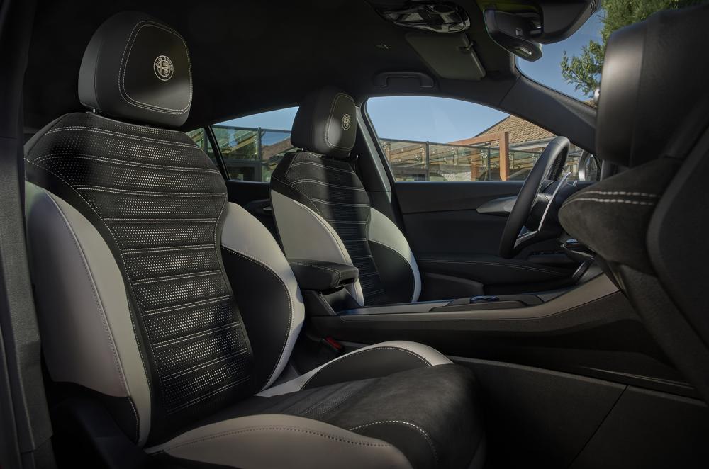 Alfa Romeo Tonale front seats