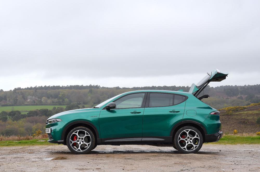 Alfa Romeo Tonale left static boot open