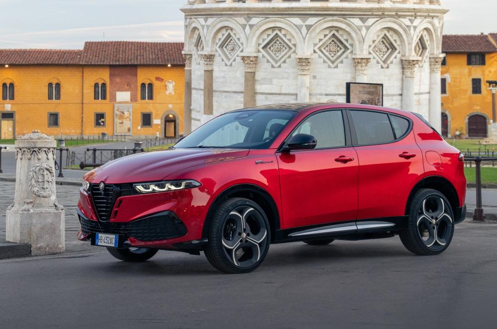 Alfa Romeo Tonale static front left