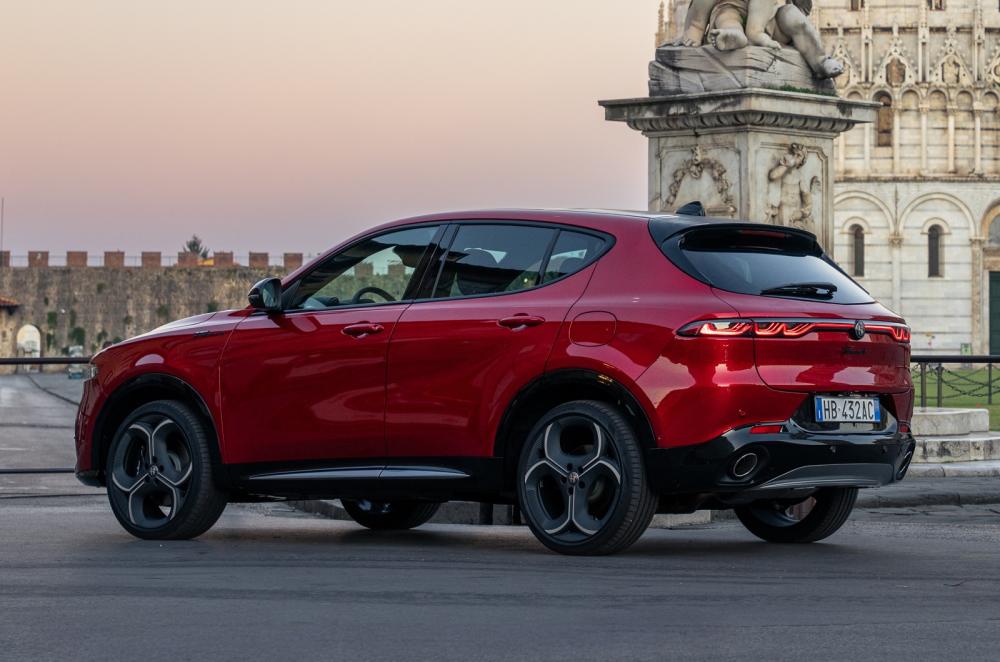 Alfa Romeo Tonale static rear left