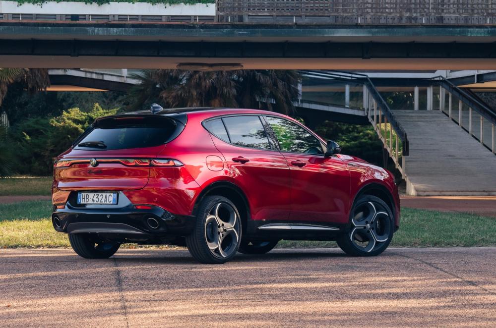 Alfa Romeo Tonale static rear right