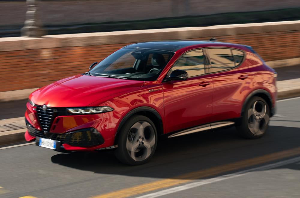 Alfa Romeo Tonale driving