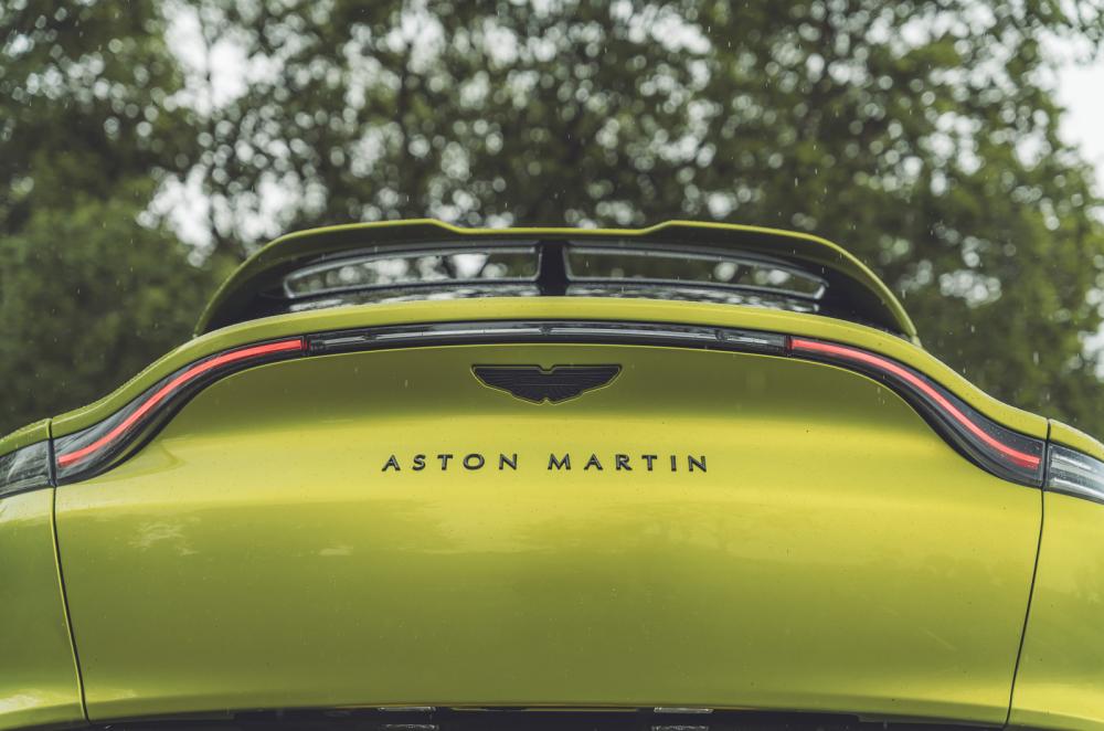 Aston Martin DBX rear light bar
