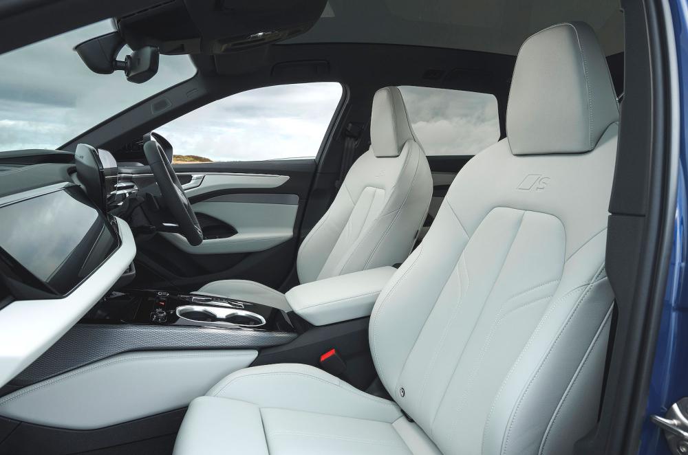 Audi A6 Avant front seats