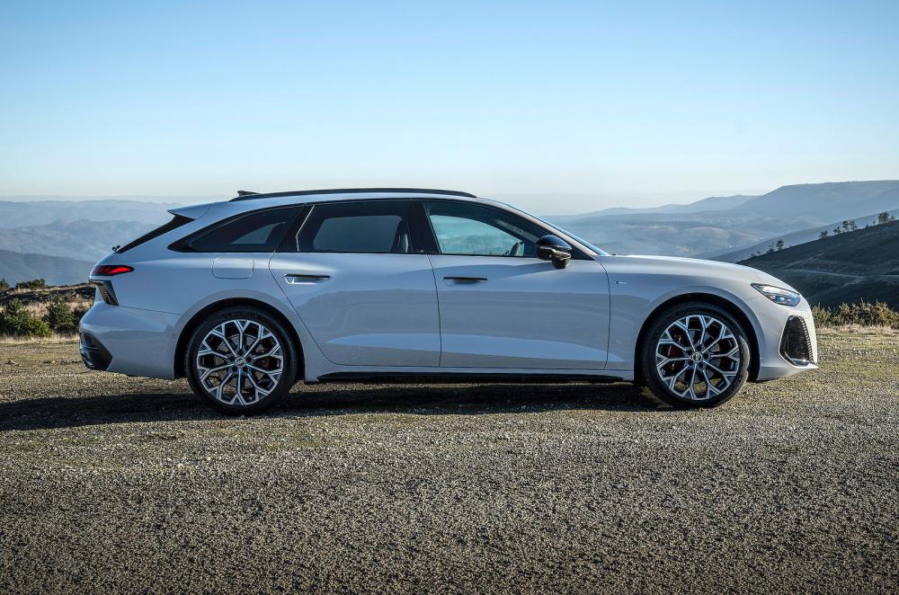 Audi A6 Avant right static