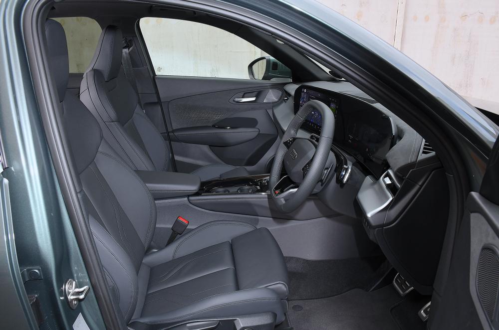 Audi Q3 front seats
