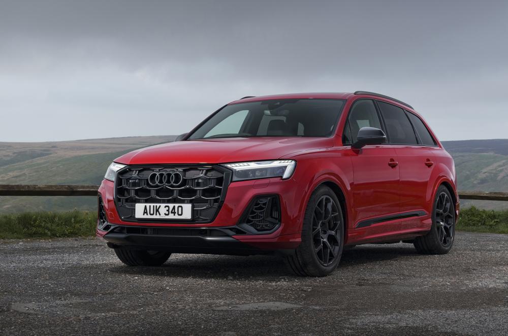 Audi Q7 static front left
