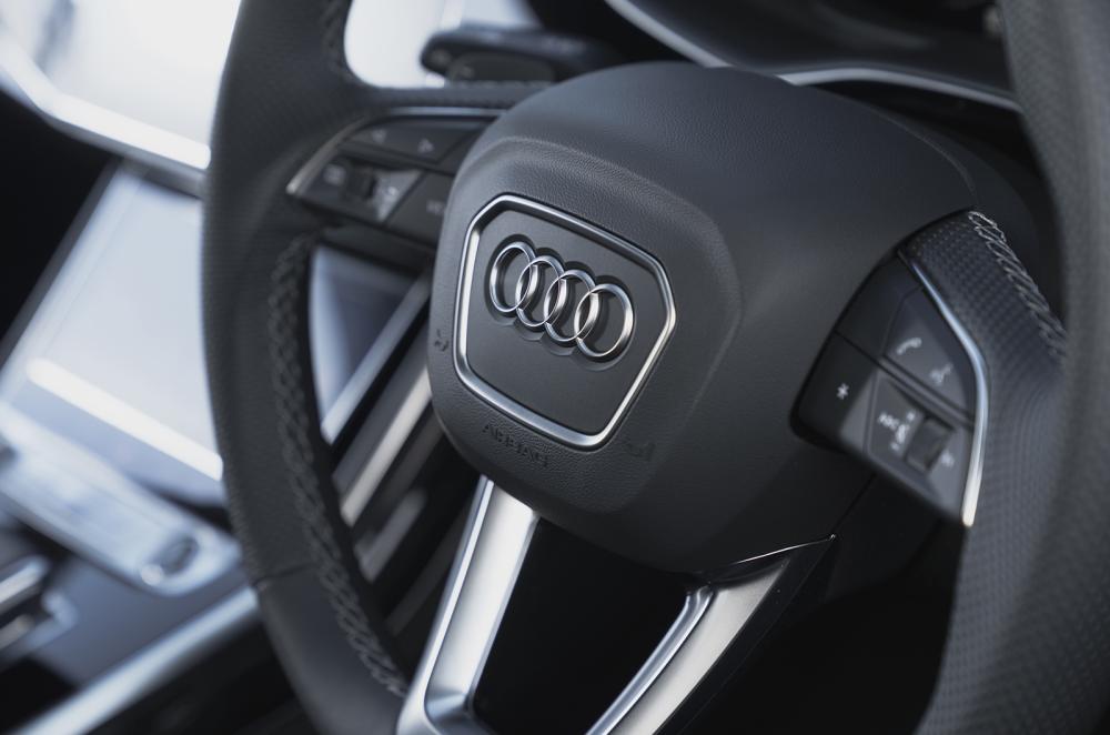 Audi Q7 steering wheel detail