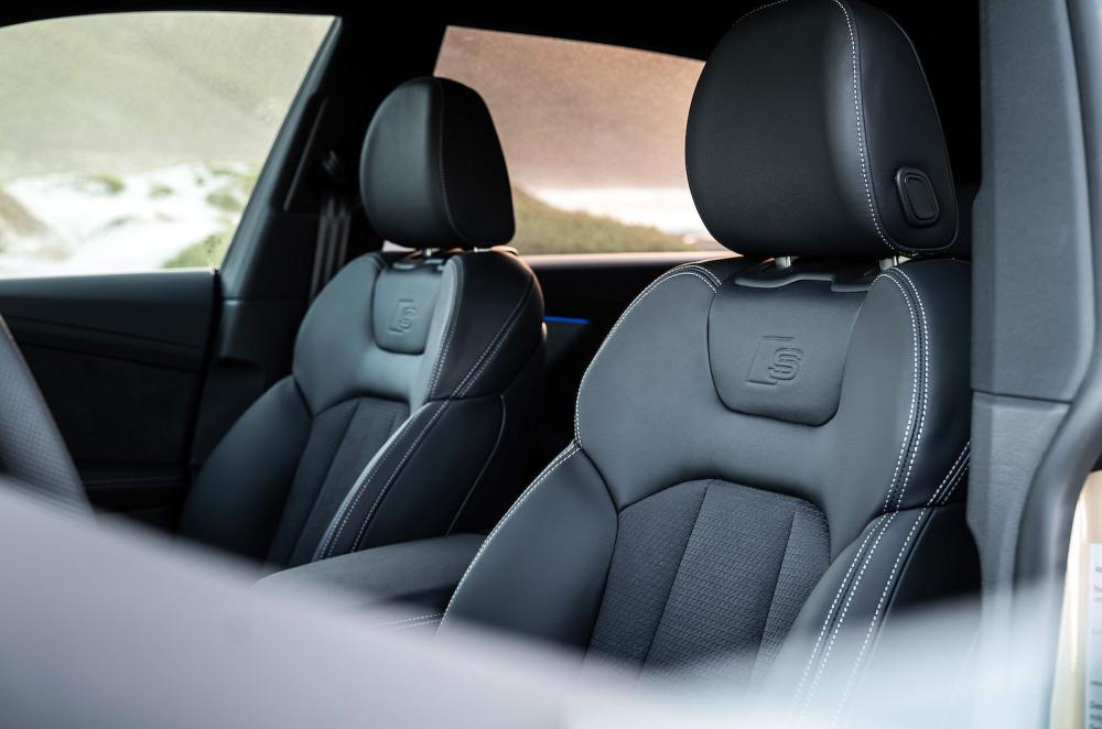 Audi Q8 interior front seats detail