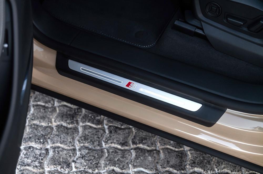 Audi Q8 kickplate detail