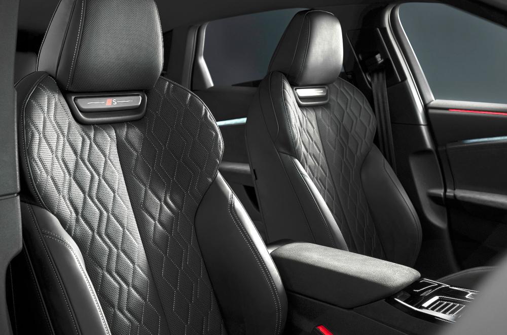 Audi S6 Sportback e-tron front seats