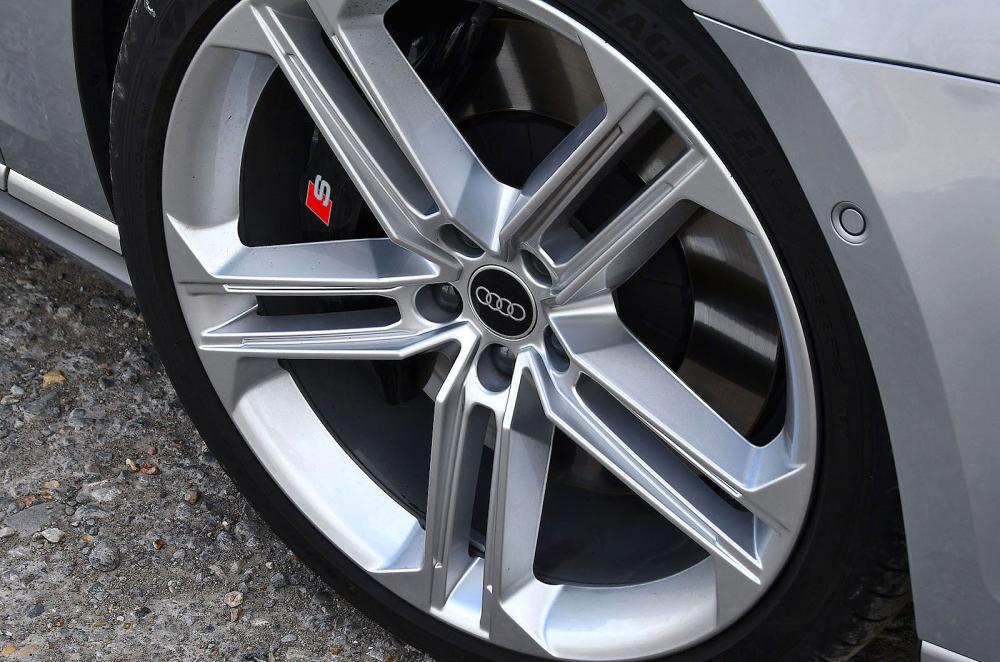 Audi S8 alloy wheel detail