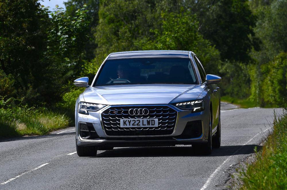 Audi S8 front tracking