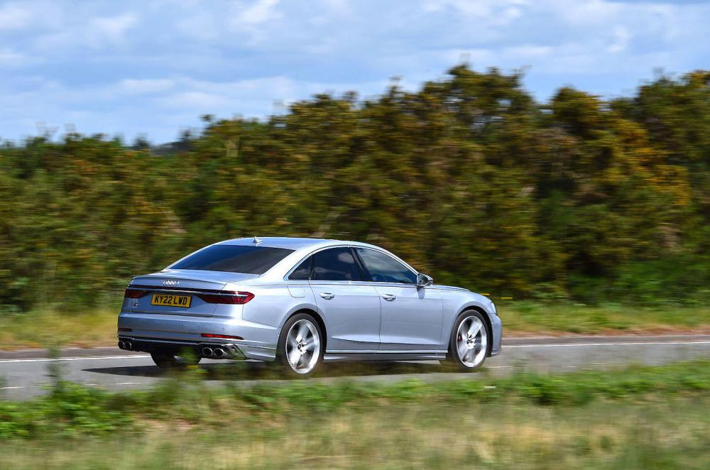 Audi S8 rear right tracking