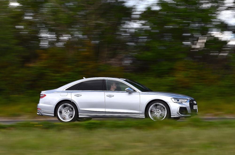 Audi S8 right tracking