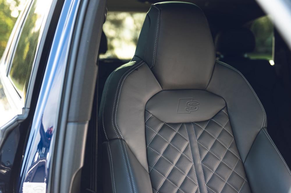 Audi SQ7 2021 front seat