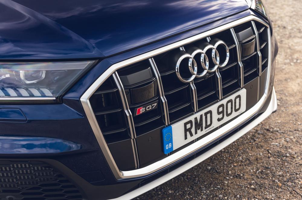 Audi SQ7 2021 grille detail