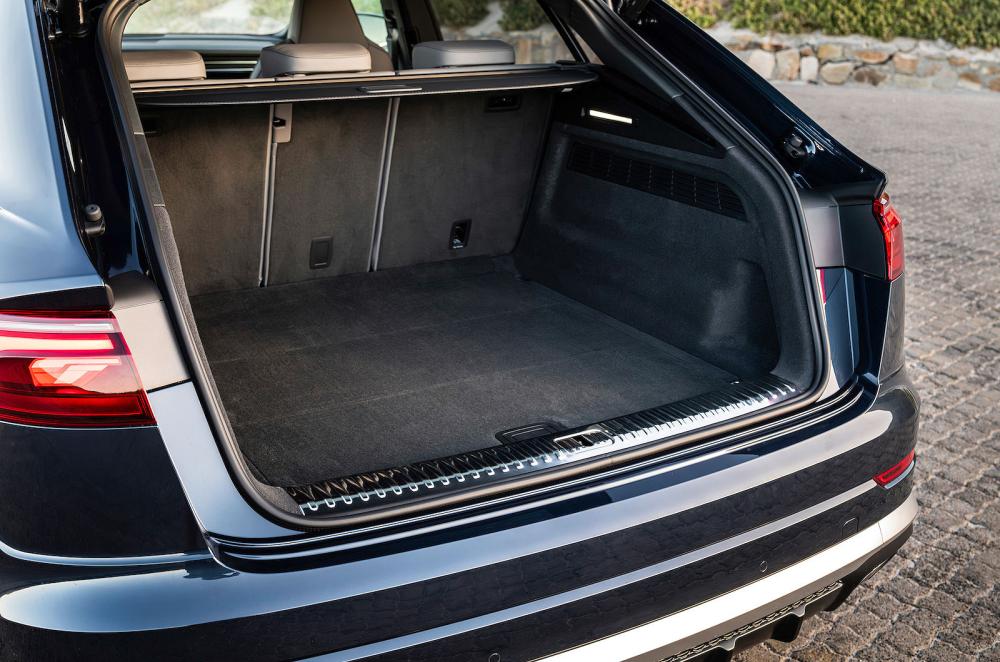 Audi SQ8 boot open