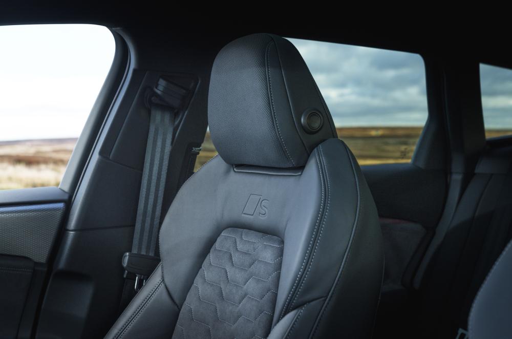 Audi A6 Avant e-tron front seat