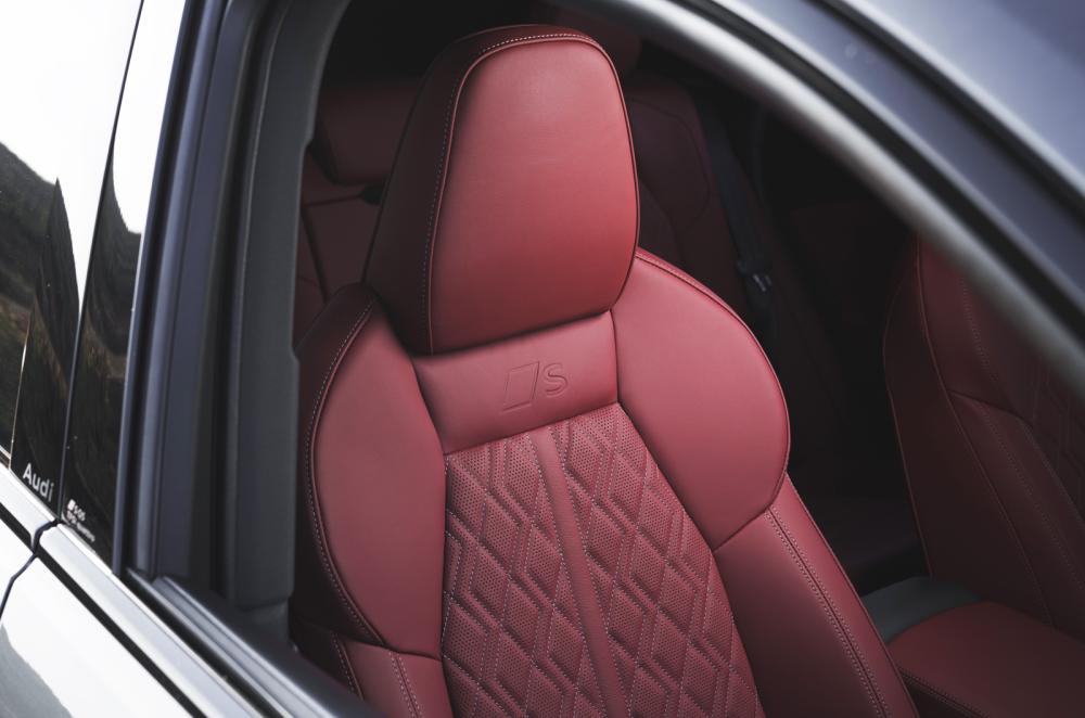 Audi SQ5 front seat