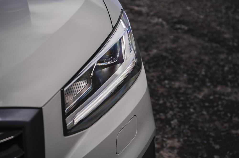 Audi SQ2 2021 headlight detail