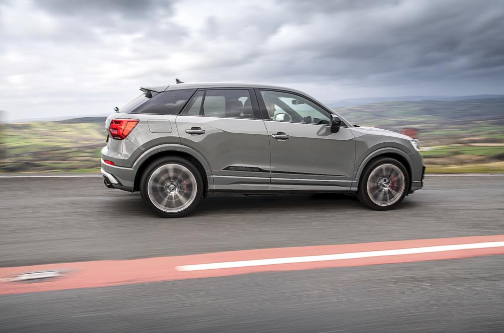 Audi SQ2 2021 right tracking