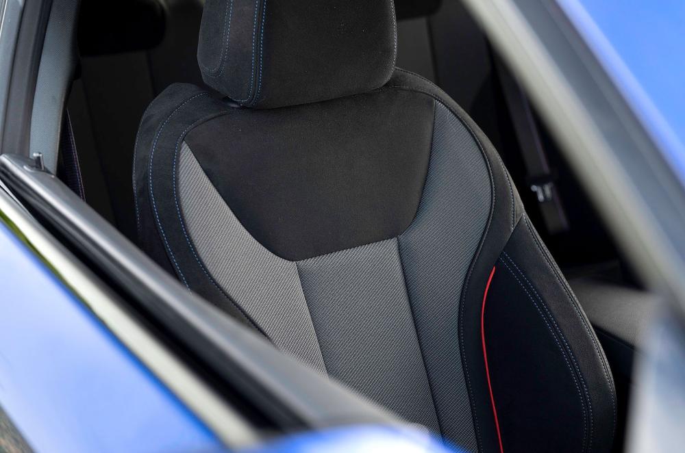 BMW 2 Series Coupé front seat detail