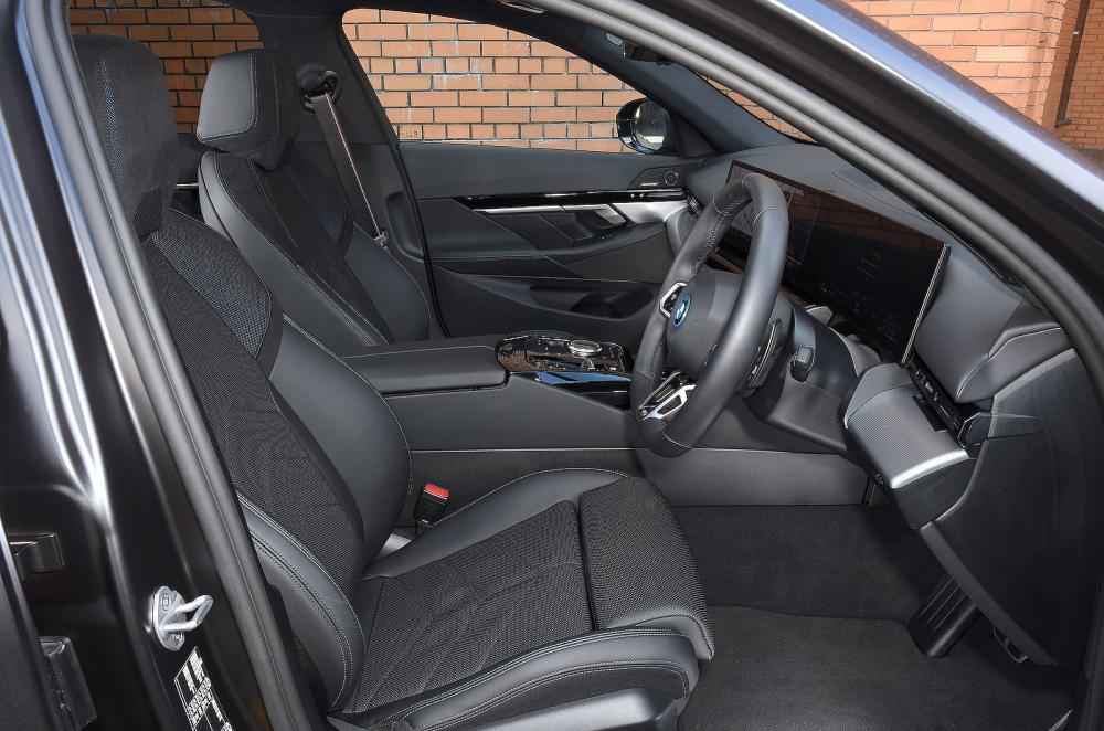 BMW 5 Series Touring front seats